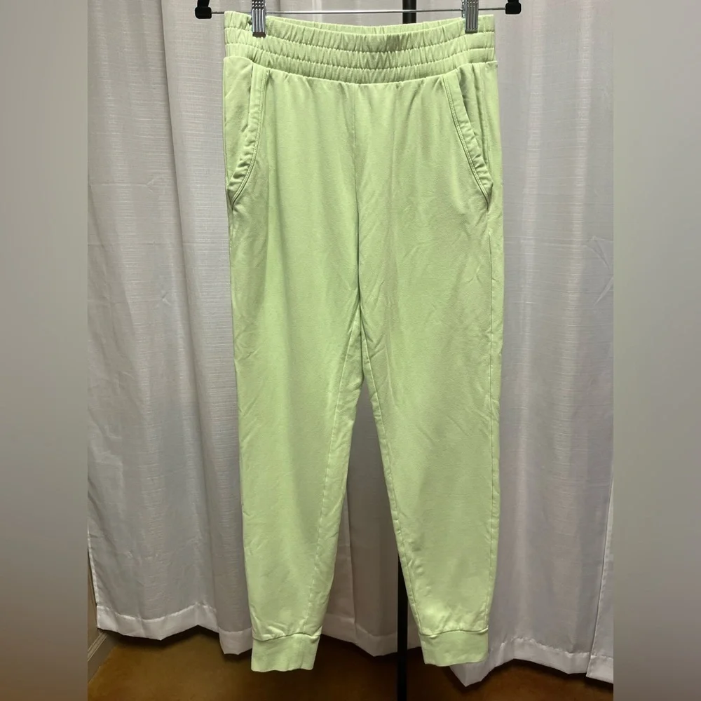 Alo Yoga Women's Unwind Sweatpants in neon lime | size Small